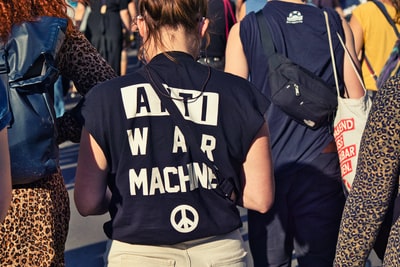 穿黑白圆领t恤的女士